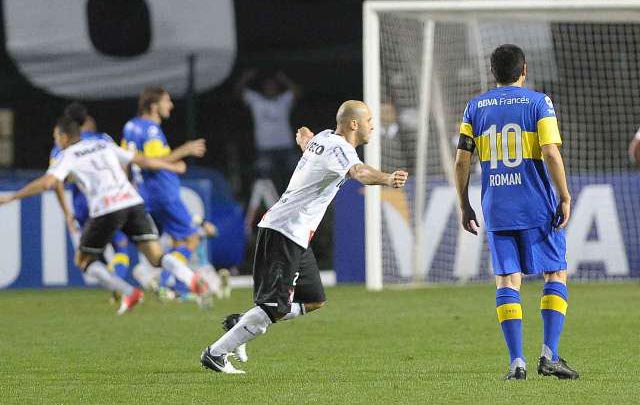 Emerson, héroe de la noche para el ''Timao'', celebra y Riquelme sufre.
