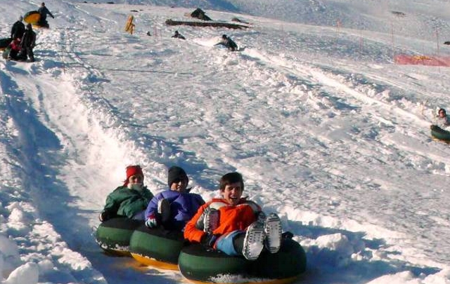 Los Puquios abre sus puertas a los cientos de familias que se llegan al lugar.