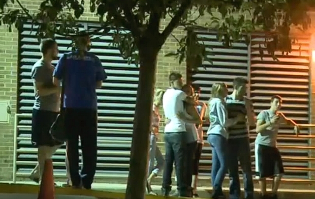 Familiares de las víctimas en el Aurora Medical Center.