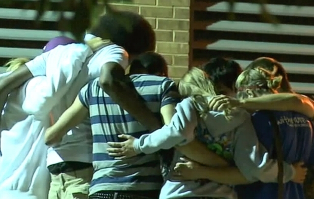 Familiares de las víctimas en el Aurora Medical Center.