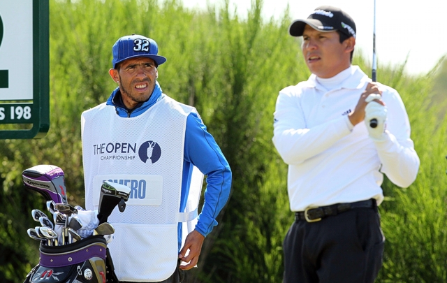 Tevez carga otra bolsa de palos del golfista tucumano.