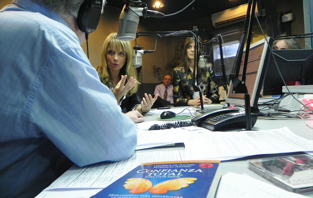 Verónica de Andrés y Florencia, su hija, presentan su libro ''Confianza total''.