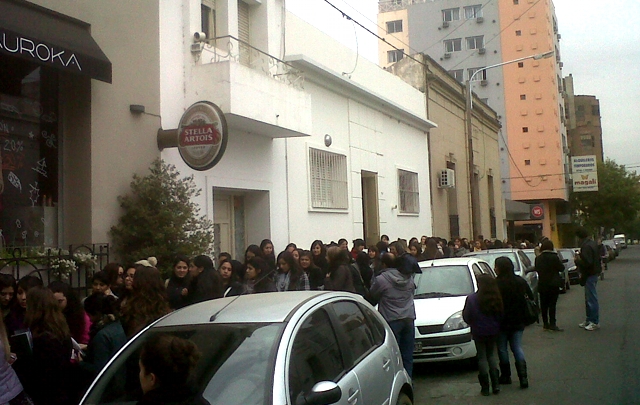 Cientos de fans con Abel Pintos en Galería Señor Espacio.