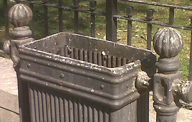 Así lucen las instalaciones de la Plaza San Martín por acción de las palomas.