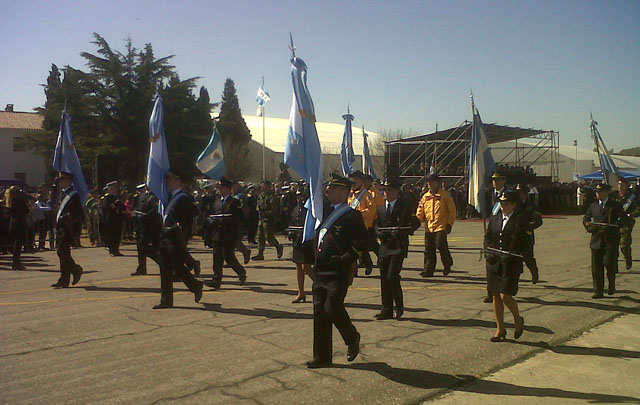 Con una gran concurrencia de público empezaron los festejos en la Escuela de Aviación.