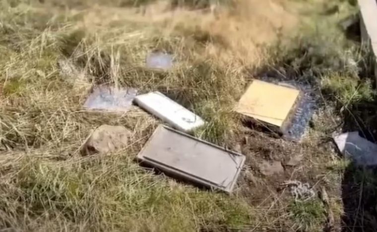 Recuerdos y objetos conmemorativos quedaron fuera del predio. (Foto: captura Teletrece)