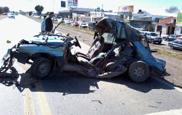 Un Renault 11 fue embestido por un camión Ford Cargo. (corresponsal espontáneo gap2202)