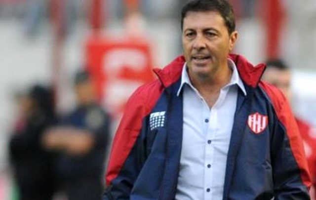 Dimitió tras cinco derrotas consecutivas.