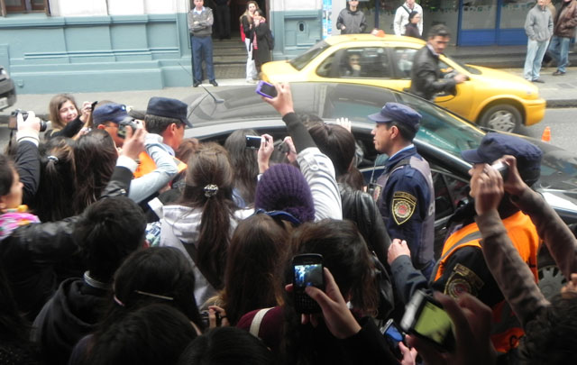 El público se congregó a la salida de los actores.