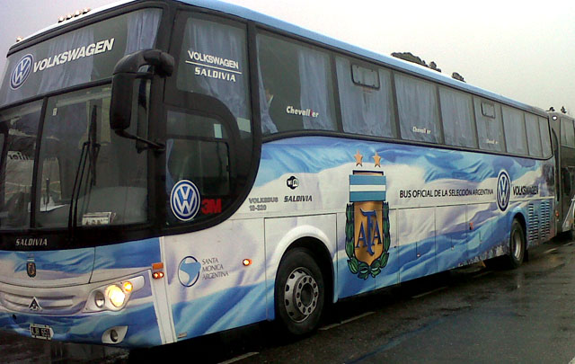El micro que trasladó al conjunto nacional desde el aeropuerto hasta el hotel.