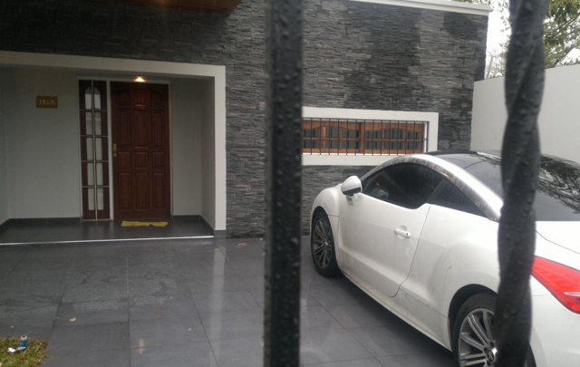 El frente de la vivienda del hijo del popular cantante cuartetero cordobés.