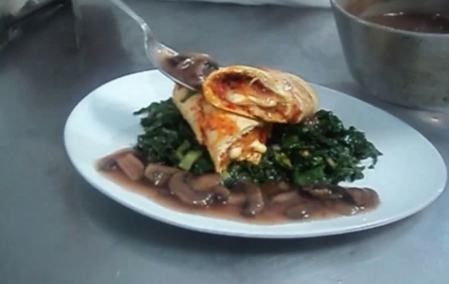 Paso a paso: Rollos de pollo con jamón, queso y salsa de champiñón