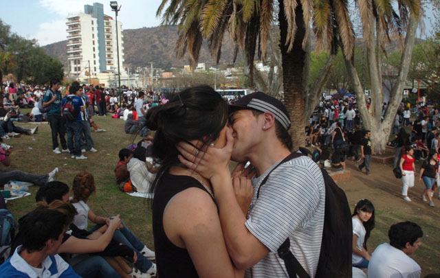 Miles de personas disfrutan de la jornada soleada y primaveral.