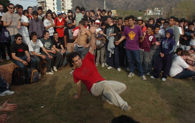 Miles de personas disfrutan de la jornada soleada y primaveral.