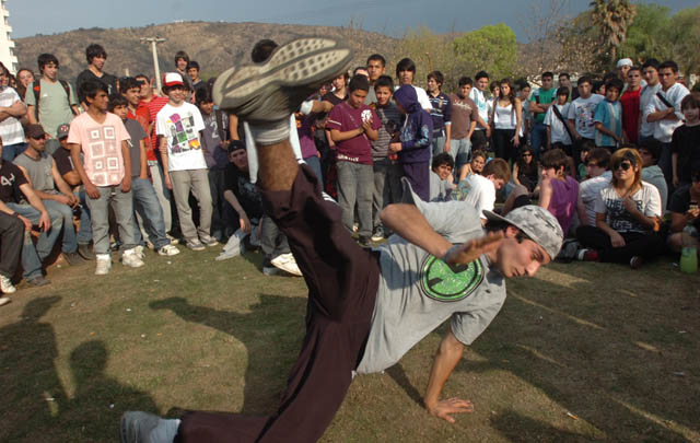 Miles de personas disfrutan de la jornada soleada y primaveral.