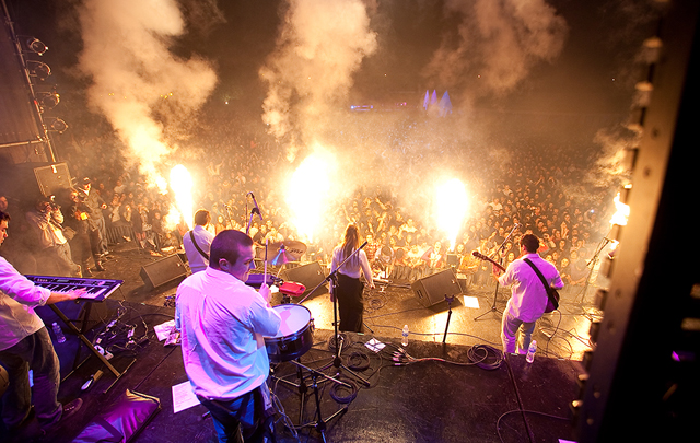 Agapornis hizo bailar a Embalse en la apertura de los festejos por la Primavera.