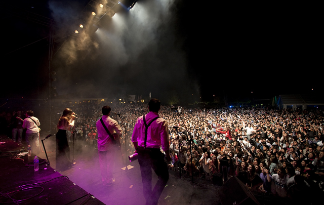 Agapornis hizo bailar a Embalse en la apertura de los festejos por la Primavera.
