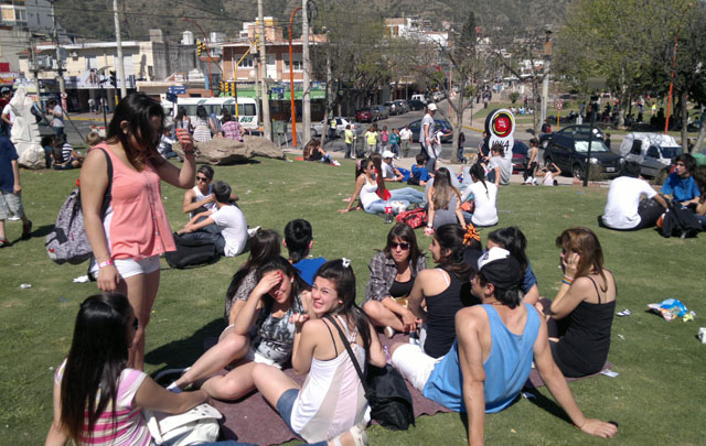 Miles de personas disfrutan de la jornada soleada y primaveral.