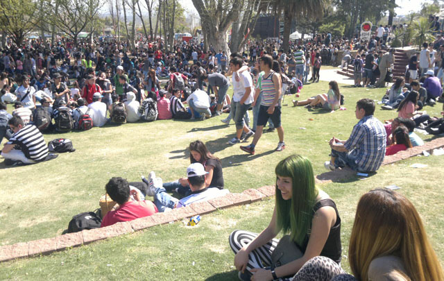 Miles de personas disfrutan de la jornada soleada y primaveral.