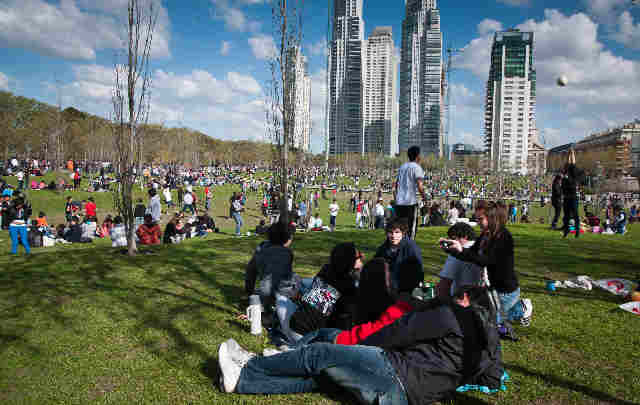 Miles de jóvenes disfrutaron de la llegada de la Primavera en Capital.
