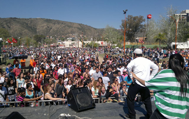 Miles de personas disfrutan de la jornada soleada y primaveral.