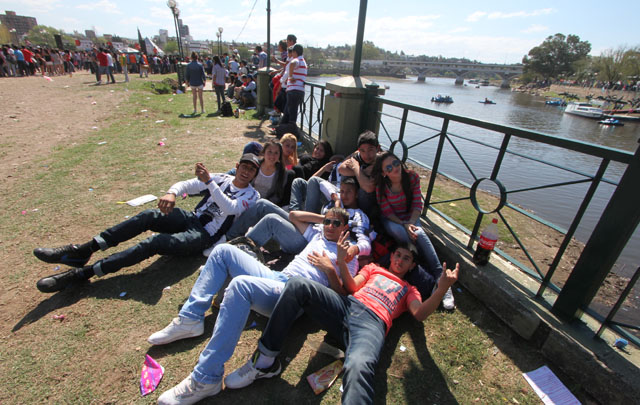 Miles de personas disfrutan de la jornada soleada y primaveral.