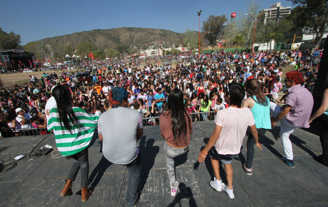 Miles de personas disfrutan de la jornada soleada y primaveral.