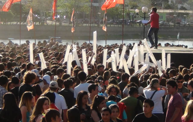 Miles de personas disfrutaron de la jornada soleada y primaveral.