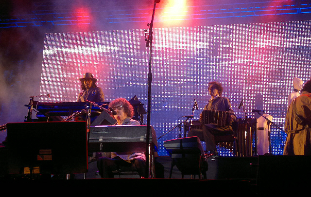 El músico tocó ante miles de jóvenes.