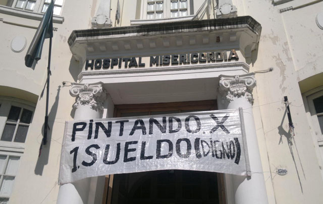 Protesta diferente para reclamar salarios.