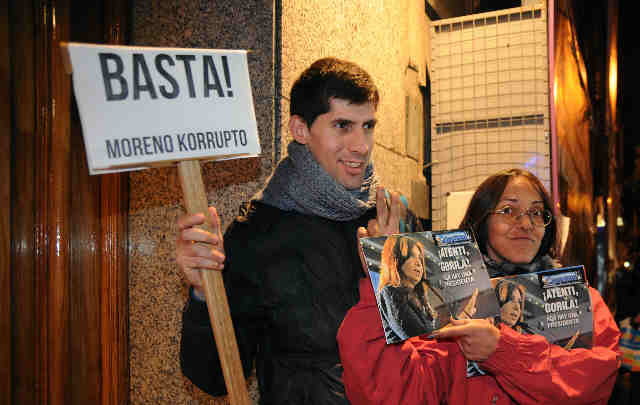 Un grupo de vecinos protestó contra el funcionario frente a su domicilio. 