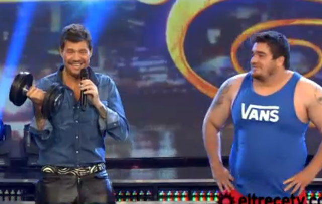 Tinelli se sometió a un desafío de fuerza en ShowMatch