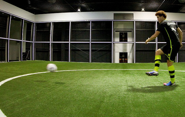 El Footbonaut está compuesta por cuatro paredes que forman un entorno de 360 grados.