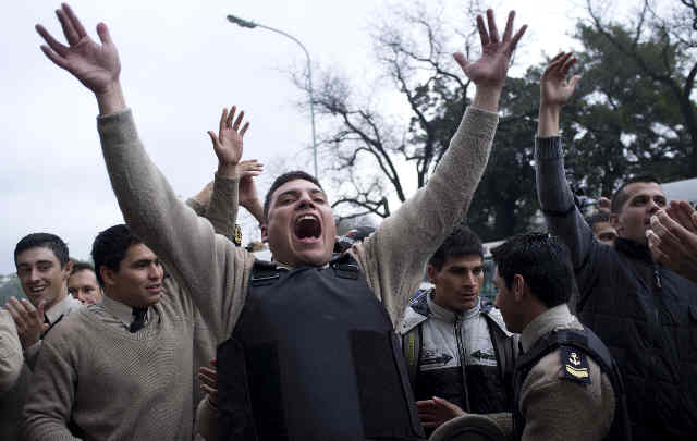 Los uniformados repudian descuentos.