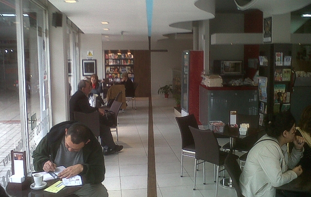 Café con Dios está ubicado en Obispo Trejo 29.