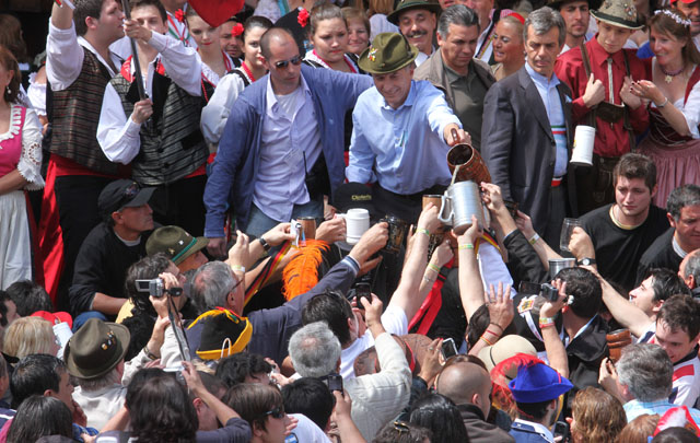 El mandatario en el desfile de colectividades.
