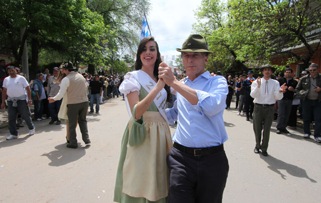El mandatario encabezó el tradicional desfile de colectividades