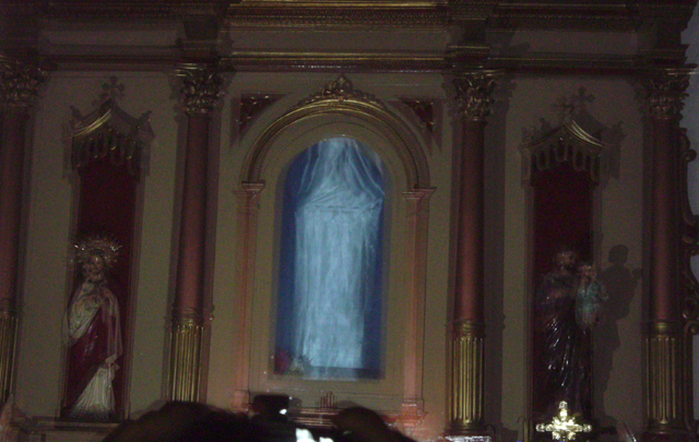 La silueta de la Virgen atrajo a fieles y curiosos (Foto: Marlene Ferreyra)