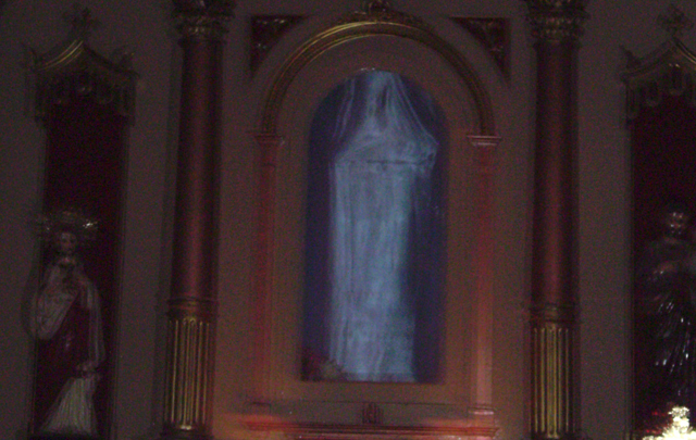 La silueta de la Virgen atrajo a fieles y curiosos (Foto: Marlene Ferreyra)