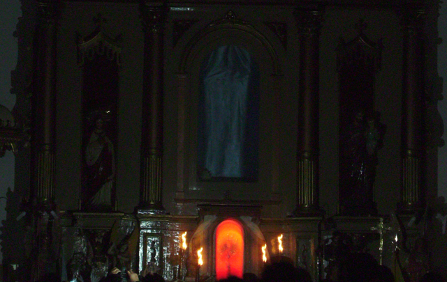 La silueta de la Virgen atrajo a fieles y curiosos (Foto: Marlene Ferreyra)