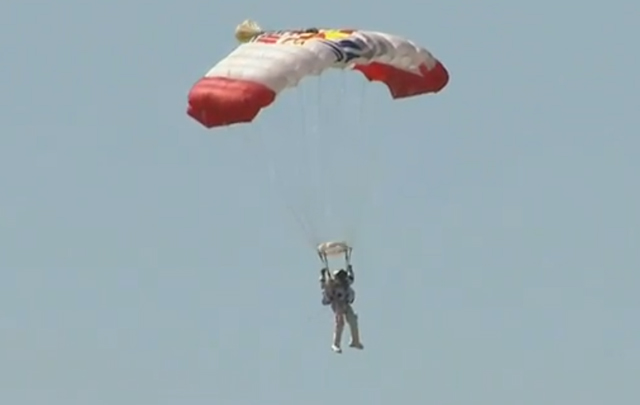 Felix Baumgartner en el último tramo de su salto.