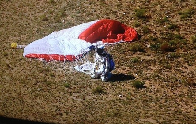 Felix Baumgartner logra tocar suelo firme.