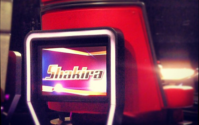 ''Primer día en el set. Deséenme suerte! Shak'', escribió la cantante en Facebook.