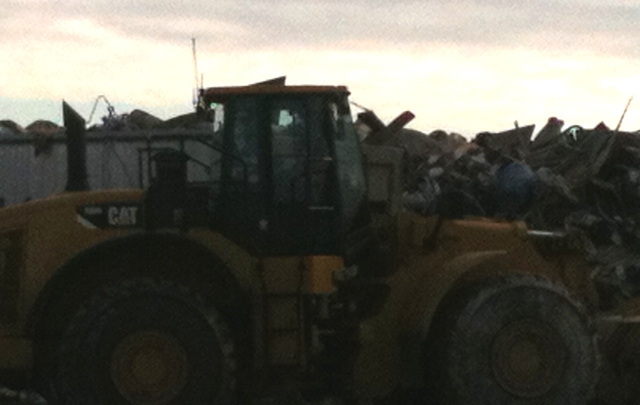 Las máquinas trabajan en remover los escombros.