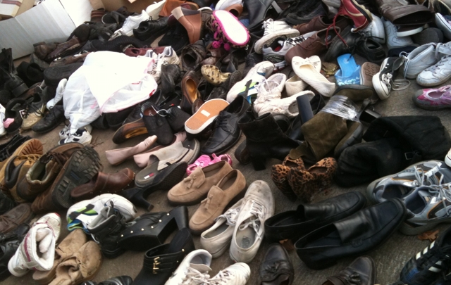La solidaridad se reflejó con donaciones espontáneas de calzado.