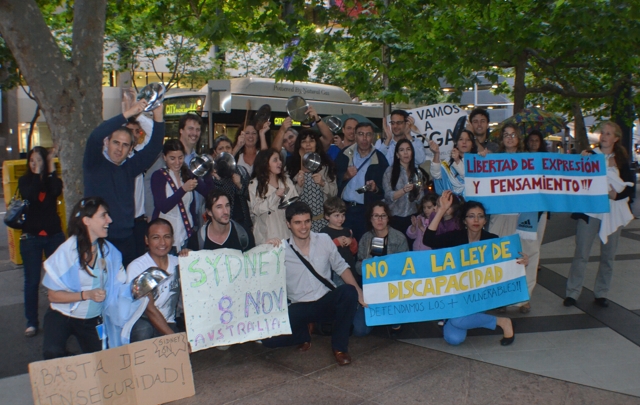 Argentinos que se plegaron al 8N en Australia.