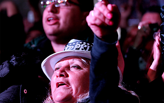 Una fanática de Pelusa disfruta del show.