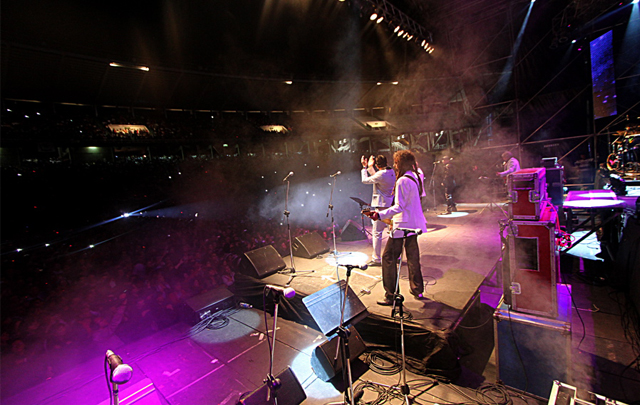 Hubo un gran desplieque de músicos sobre el escenario.