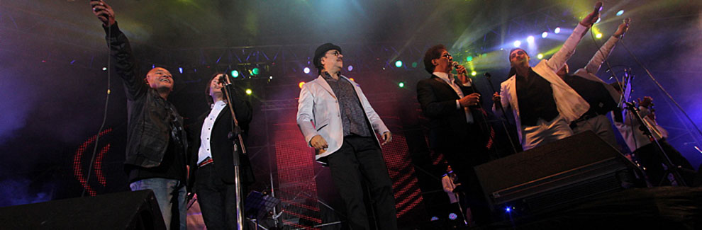 Los históricos y las nuevas voces del grupo comparten el escenario al cierre.