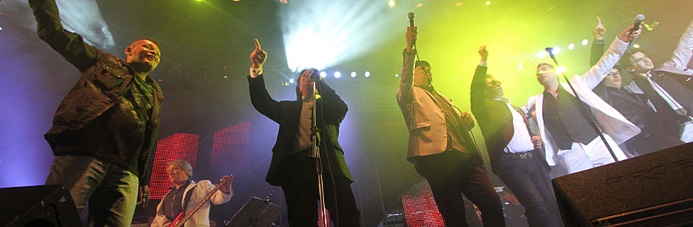 Los históricos y las nuevas voces del grupo comparten el escenario al cierre.